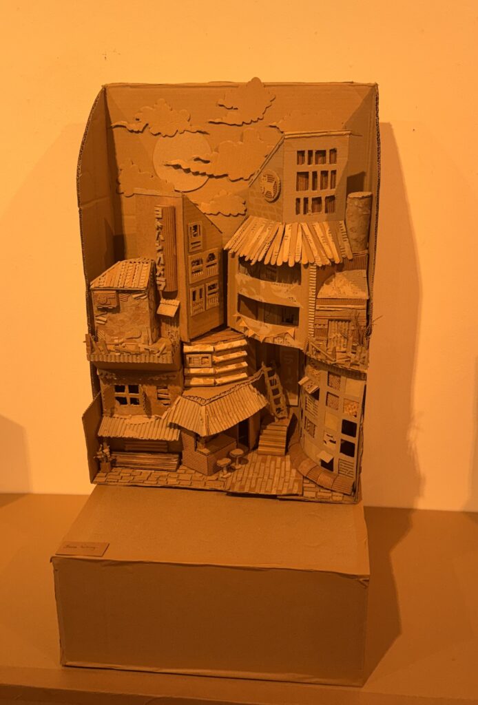 Fiona Hüttinger Ausstellungsbeitrag gebauter Raum aus Karton Q12 e A