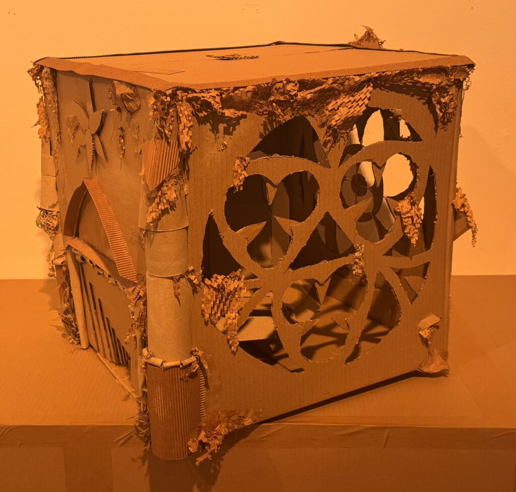 Jakob Inderst Ausstellungsbeitrag gebauter Raum aus Karton Q12 eA